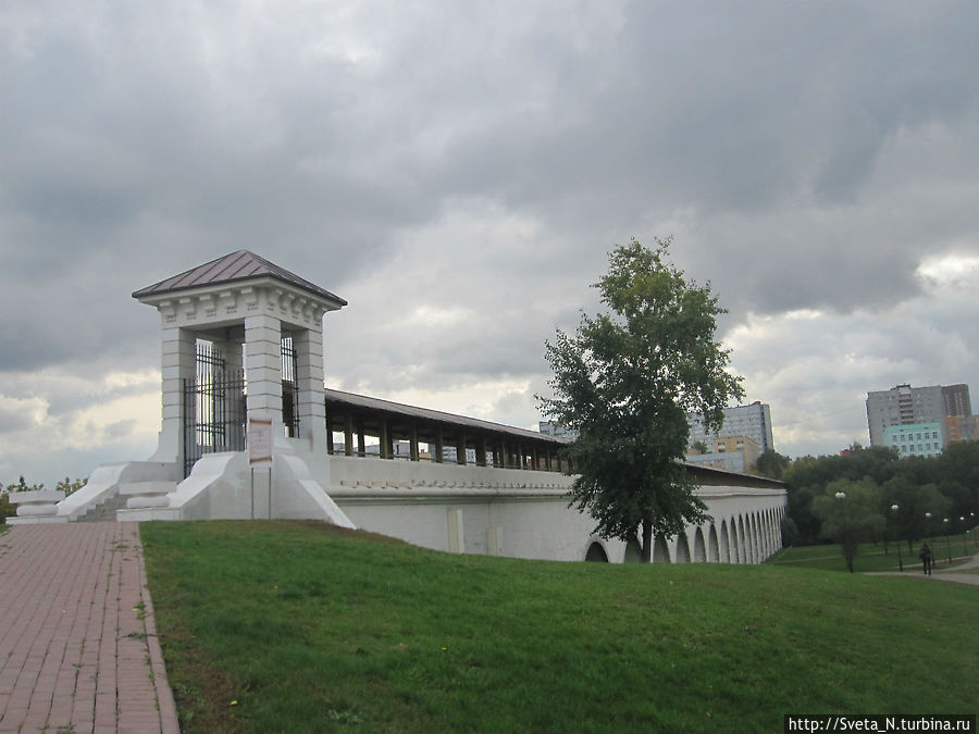 Вход на Ростокинский акведук. В обычные будние дни здесь стоит охранник. Вход на Ростокинский акведук. В обычные будние дни здесь стоит охранник.
