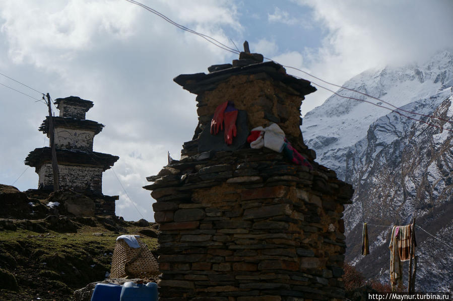 Последние   подобные  религиозные   сооружения.   По  ту   сторону   перевала   такие   сооружения  мы    не  встречали. Покхара, Непал