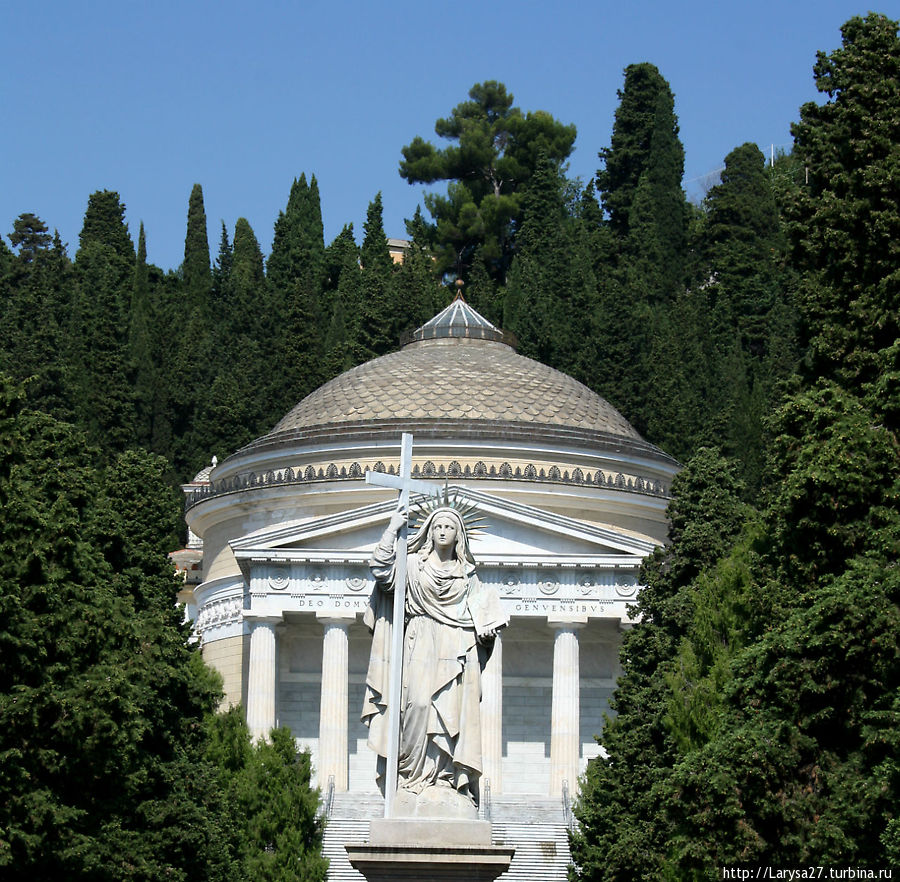Пантеон cо статуей Христианской Веры Генуя, Италия