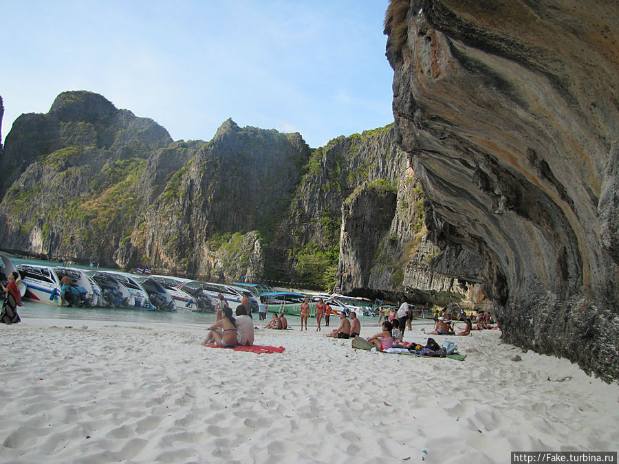 козырек из камня. видимо разбило волнами. козырек из камня. видимо разбило волнами.