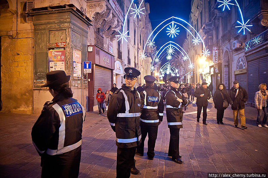полиция присутствует, но скучает Валлетта, Мальта