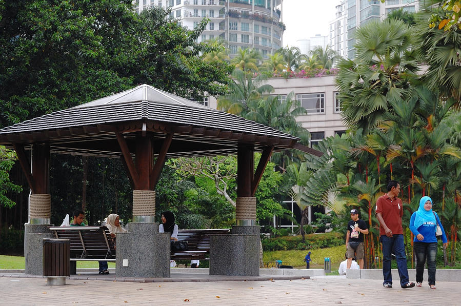 В парке KL City Centre у подножия башен-близнецов Куала-Лумпур, Малайзия