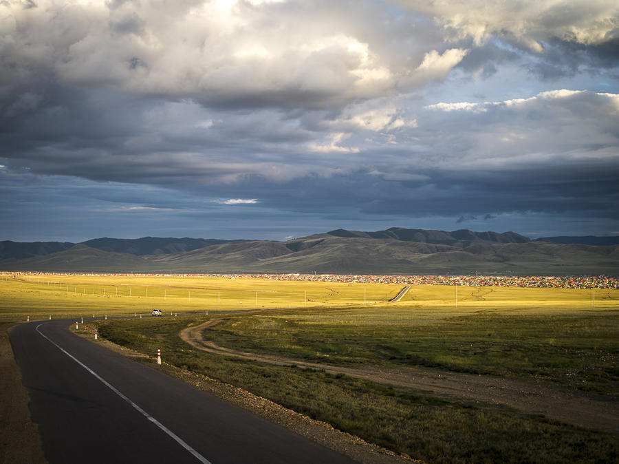 Мурэн, крупный торгово-промышленный центр. Влез в кадр почти весь. Очень монгольские дороги — вокруг идеального асфальта вьется сетка грунтовок, разбегаясь по привычным маршрутам. Монголия