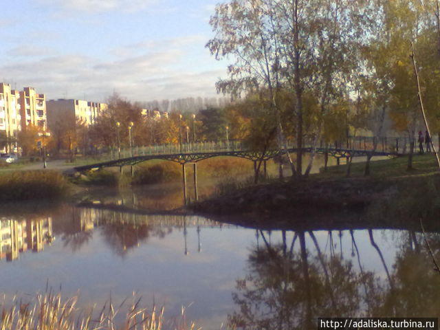 Мост на Островок Любви.Здесь скрепляют браки замочками новобрачные. Барановичи, Беларусь