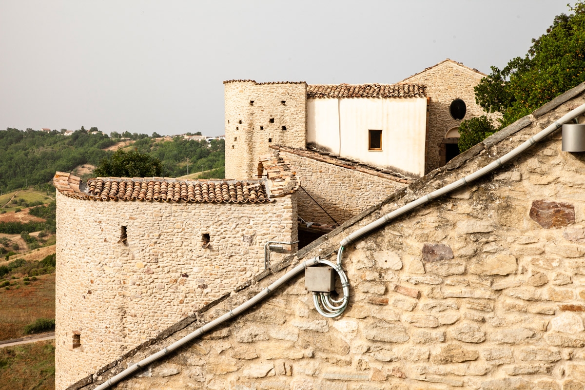 Средневековая крепость Roccascalegna (Chieti) Роккаскаленья, Италия
