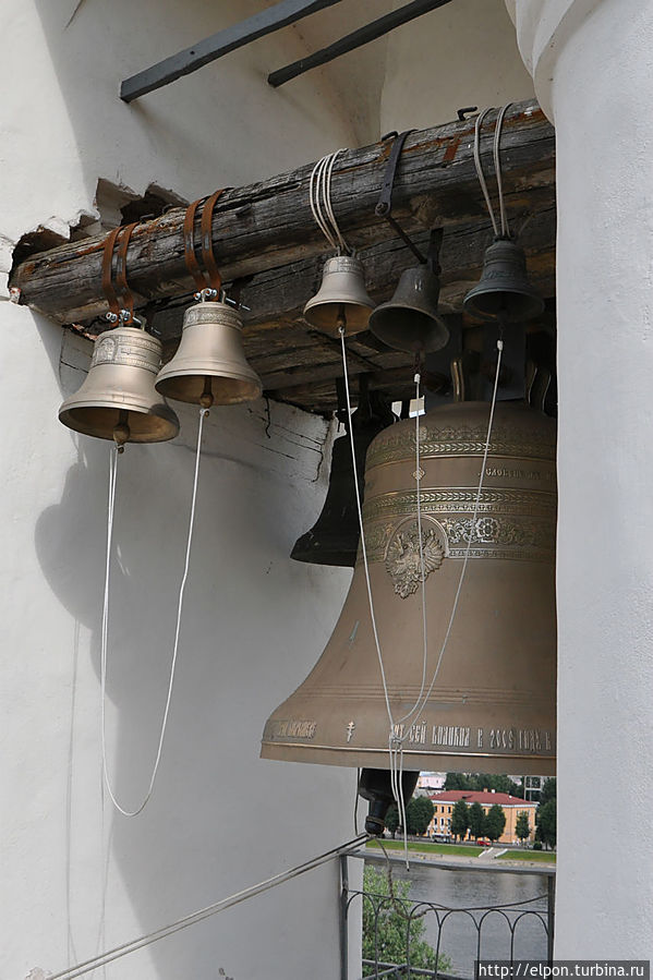 … Софийская звонница. Первое летописное упоминание об этой постройке относится к 1437 году — во время разлива Волхова «колокольница» упала в реку.
… На звоннице есть смотровая площадка, откуда можно сделать снимки города. … Софийская звонница. Первое летописное упоминание об этой постройке относится к 1437 году — во время разлива Волхова «колокольница» упала в реку.
… На звоннице есть смотровая площадка, откуда можно сделать снимки города.