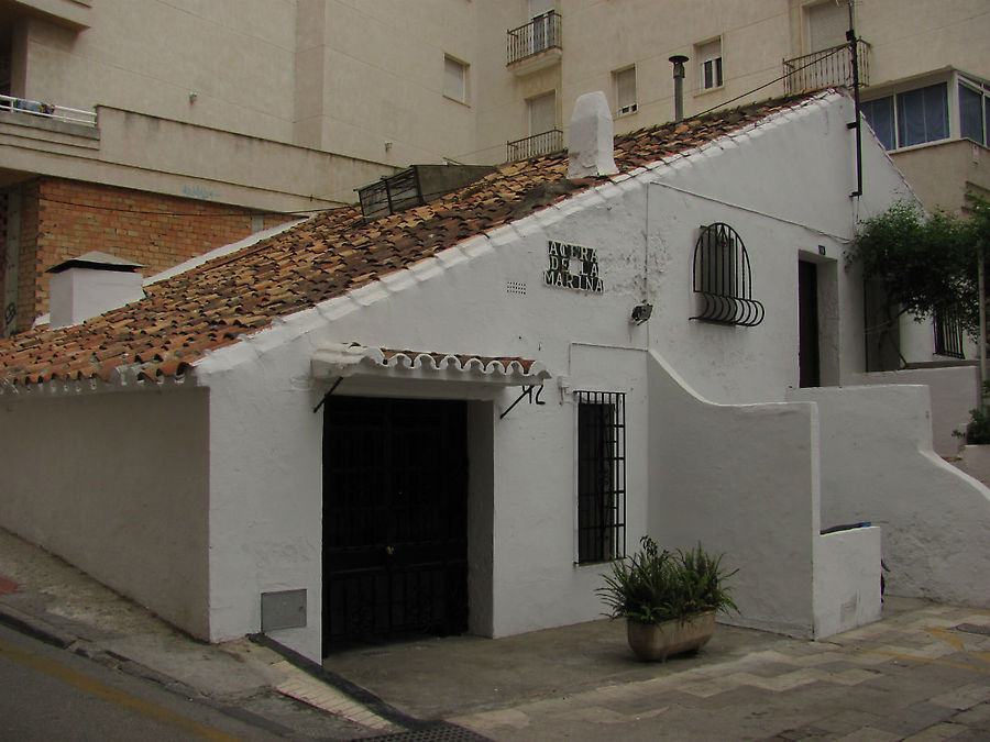 Иногда среди современных зданий попадаются такие домики Марбелья, Испания
