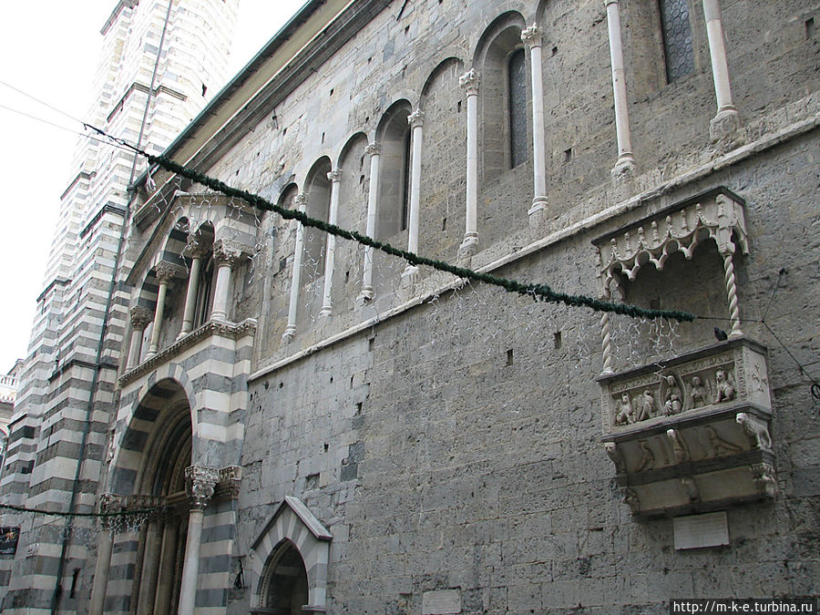 Портал церкви, выходящий на улицу Сан Лоренцо Генуя, Италия