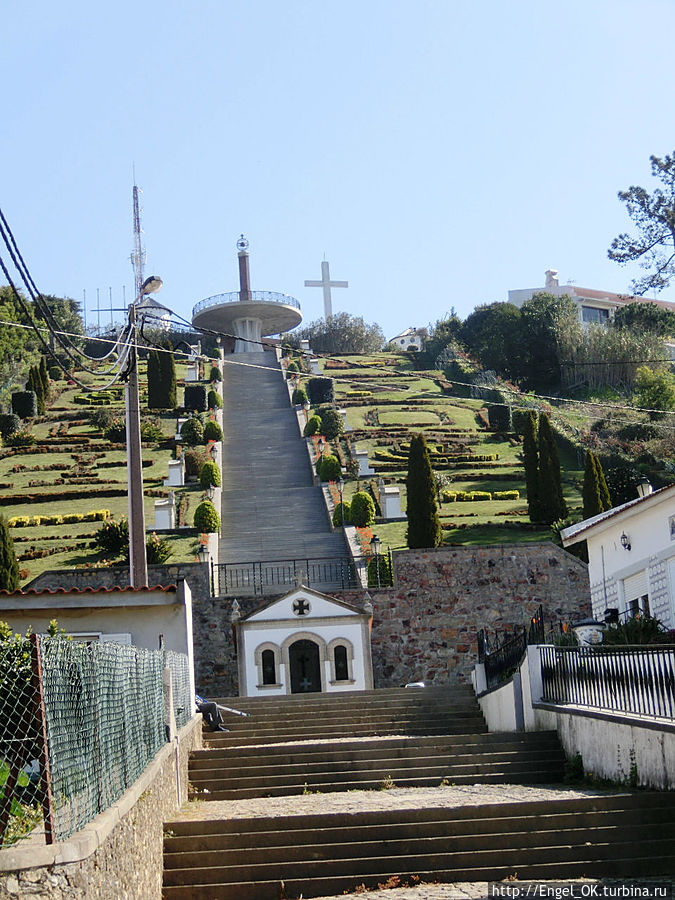 лестница к отелю с садом (отель справа) Повуа-де-Варзин, Португалия