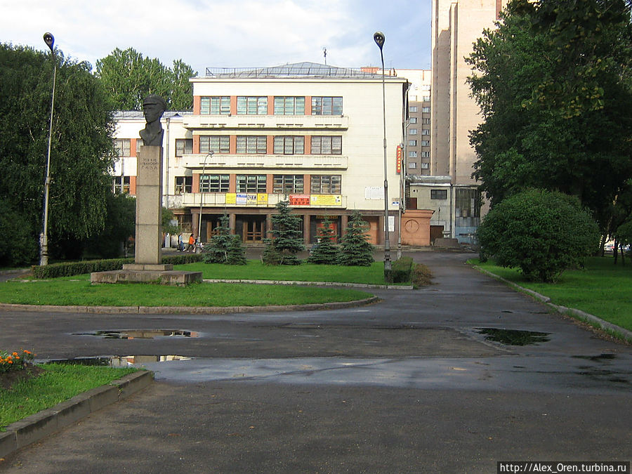 В 1963 году перед фасадом здания Дворца культуры в сквере был установлен памятник И. И. Газа. Санкт-Петербург, Россия