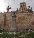 Памятник Добиньи у подножия церкви в Овере