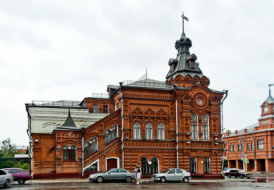 Главная улица в городе богата интересными домами. Главная улица в городе богата интересными домами.