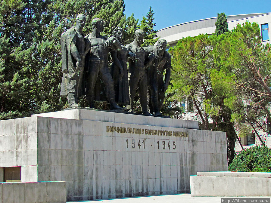 Монумент воинам, павшим в годаы Второй мировой войны Требинье, Босния и Герцеговина