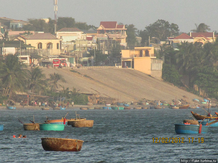 лодочки рыбаков. их там миллионы. огромная широкая лестница виднеется. спуск к пляжу с лодками. лодочки рыбаков. их там миллионы. огромная широкая лестница виднеется. спуск к пляжу с лодками.