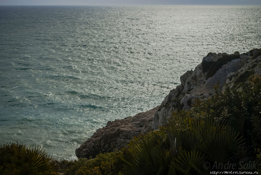 Скалистый берег и прибой Средиземного Ситжес, Испания