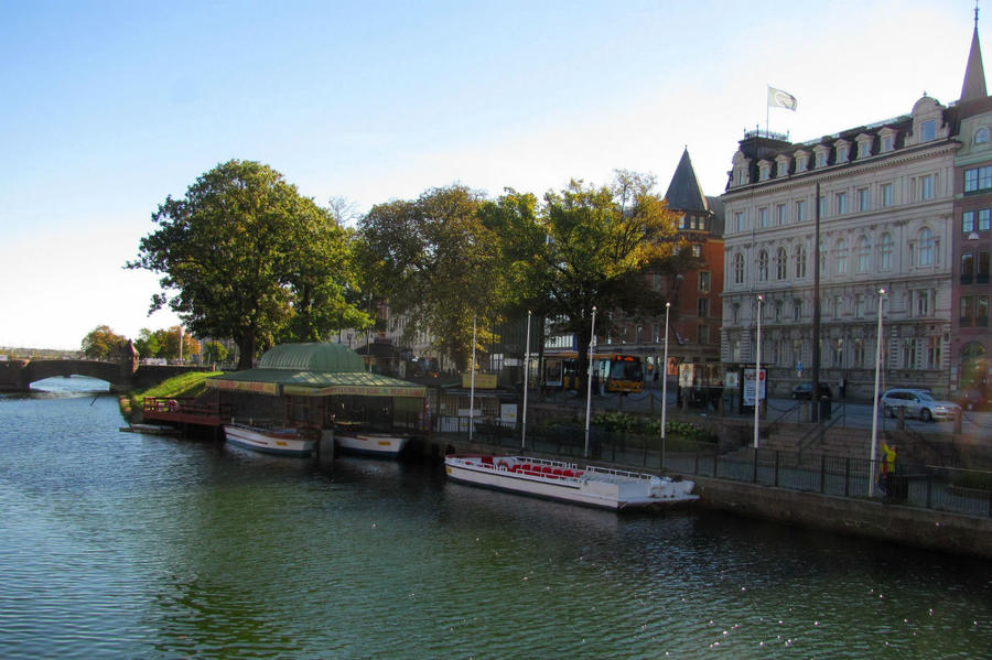 Вся старая часть города окружена водой и при желании можно прокатиться по городским каналам на теплоходике. Мальмё, Швеция
