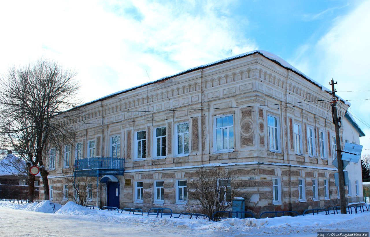 А это нарядное здание — городское педагогическое училище. В начале 20 века здесь также располагалось учебное заведение. Дом у владельцев, купцов Ляховых, в начале 20 века выкупила городская казна  — хотели разместить здесь Городскую думу, но спустя некоторое время определили женскую гимназию. Сами же купцы изначально строили дом как жилой. Калязин, Россия