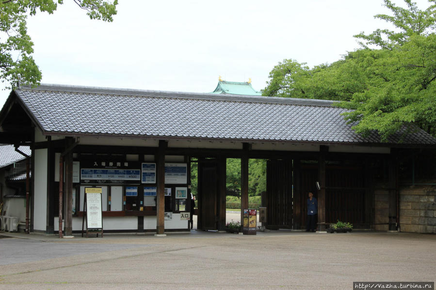 Вход на территорию замка,нужно купить билет 500 ен Нагоя, Япония