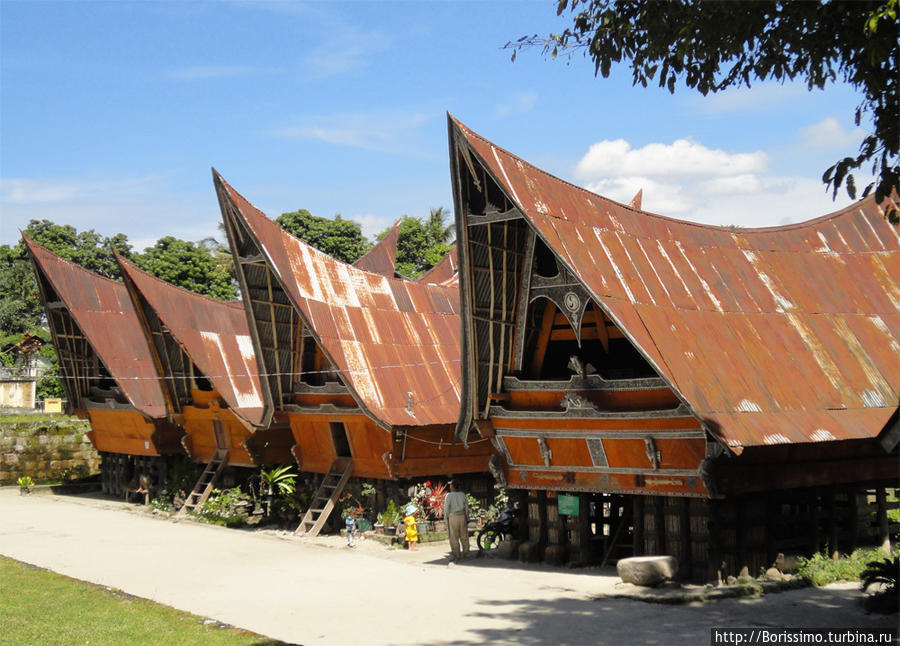 Симпатичные домики в батакском стиле на озеое Тоба. Индонезия