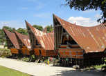 Симпатичные домики в батакском стиле на озеое Тоба.