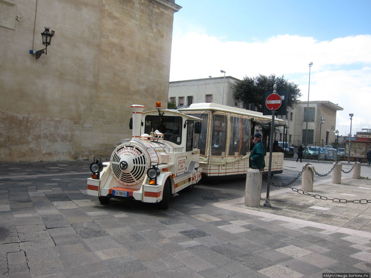 Интересно, куда делся этот паровозик, когда начался дождь?