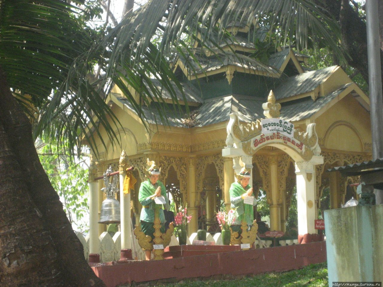 Озеро Kandawgyi Lake и буддийский храм (Mingalar Taung Nyunt Temple) Янгон, Мьянма