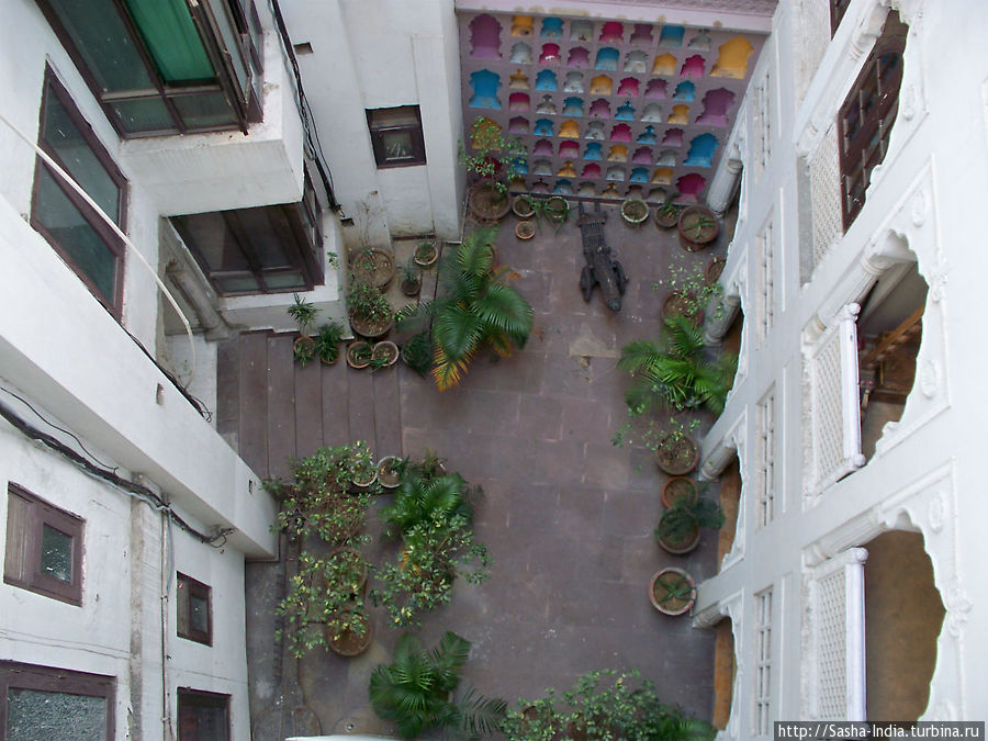 Вид сверху на дворик внутри гостиницы Дели, Индия
