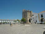 Площадь Largo da Se с Кафедральным Собором и дворцом Епископа.
