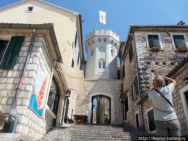 Вид с площади Николы Джурковича на башню Вид с площади Николы Джурковича на башню