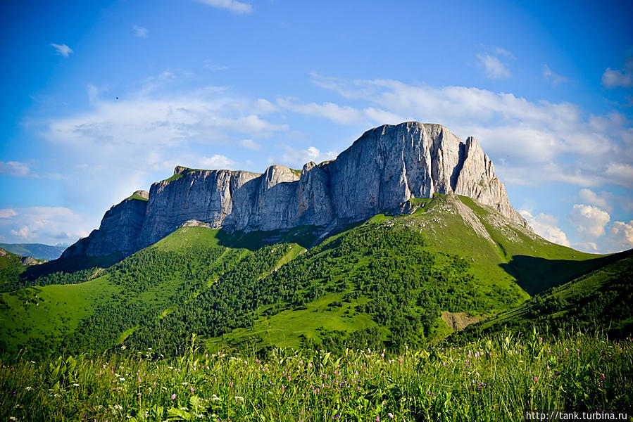 Восточная вершина, высотой 2442 метра, высота скал порядка 450 метров. Мостовской, Россия