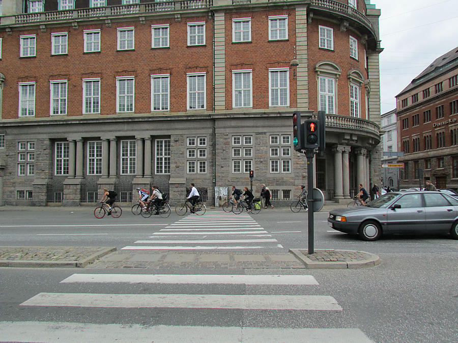 Велосипедисты едут с работы. Час пик приближается Копенгаген, Дания