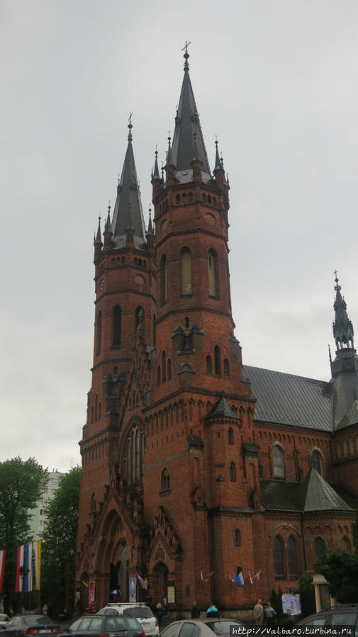 Костел Святого Семейства Тарнув, Польша