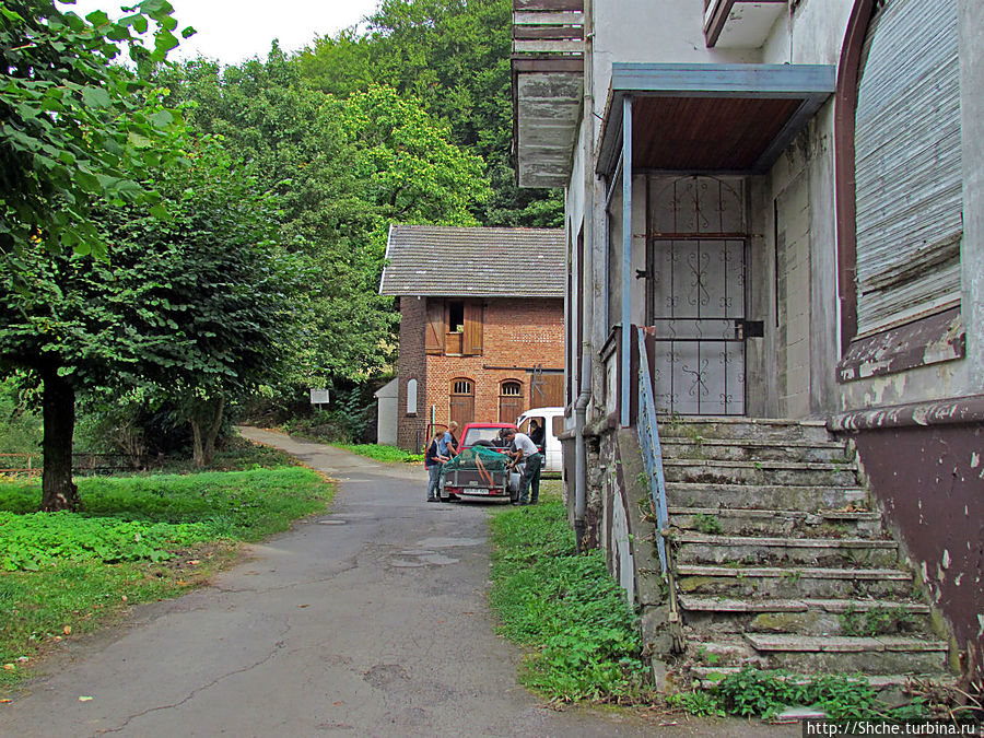и живые люди присутствуют, им дела до любопытных туристов нет и живые люди присутствуют, им дела до любопытных туристов нет