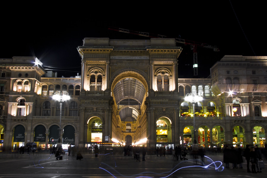 1. Прилететь в Милан и погулять по центру. Пусть и побывав там второй раз, по-прежнему считаю его весьма скучным в туристическом плане городе, но вот на Дуомо и все, что рядом с ним, любоваться можно бесконечно, и днем, и ночью, ну и конечно не пожалеть денежку на то, чтобы взобраться на него и посмаковать роскошную архитектуру как самого собора, так и незабываемые виды самого Милана, а там будет многое: и нескончаемая черепица крыш, и небоскребы, и рестораны на крышах, и шикарная галерея Виктора Эмануэле II, и, конечно же, пики гор на горизонте. 1. Прилететь в Милан и погулять по центру. Пусть и побывав там второй раз, по-прежнему считаю его весьма скучным в туристическом плане городе, но вот на Дуомо и все, что рядом с ним, любоваться можно бесконечно, и днем, и ночью, ну и конечно не пожалеть денежку на то, чтобы взобраться на него и посмаковать роскошную архитектуру как самого собора, так и незабываемые виды самого Милана, а там будет многое: и нескончаемая черепица крыш, и небоскребы, и рестораны на крышах, и шикарная галерея Виктора Эмануэле II, и, конечно же, пики гор на горизонте.