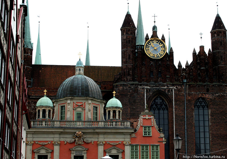 Королевская часовня и Мариацкий костел. Астрономические часы Ганса Дюренгена (1470г.), кроме времени показывают знаки зодиака, а также восходы и заходы солнца. Гданьск, Польша