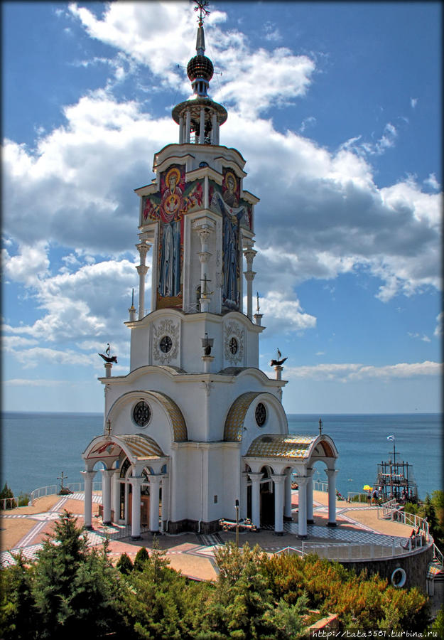 В византийских традициях создан возвышающийся над храмовым куполом крест, что выражает вселенское единство.
* Малореченское, Россия