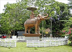 Современная Анурадхапура – сравнительно небольшой провинциальный городок, с длинными и широкими улицами, прерывающимися в некоторых местах кольцами миниатюрных круговых площадок, в центре которых обязательно стоит какая-нибудь скульптура.