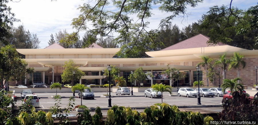 Автомобильная стоянка отеля Муара, Бруней