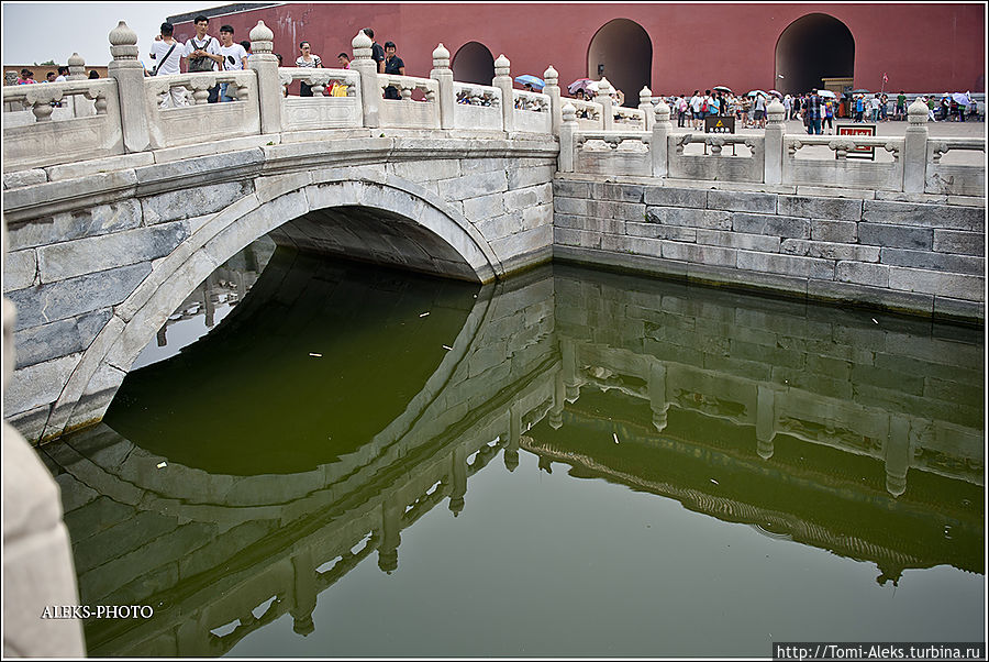 Канал, который опоясывает вместе со стеной весь комплекс по периметру...
* Пекин, Китай