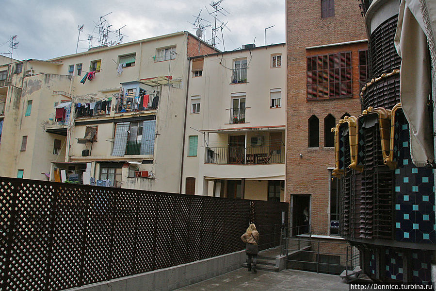 на третьем этаже — переход по улице к другой лестнице, чтобы подняться уже на крышу Барселона, Испания