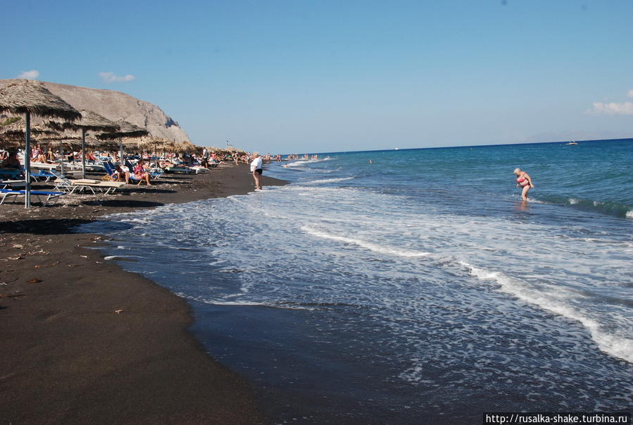 Пляж с черным песком Перисса, остров Санторини, Греция