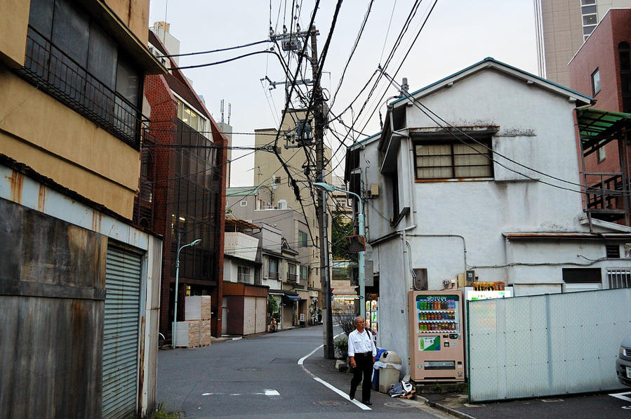 Обычная японская улочка с висящими проводами Токио, Япония