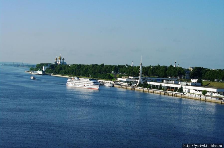 Речной вокзал города Ярославля. Вид с Октябрьского моста Ярославль, Россия