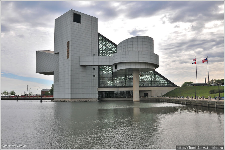 К сожалению, времени оббегать все здание вокруг у меня не было. Поэтому сей архитектурный шедевр представлен лишь парой ракурсов (вид спереди и вид сбоку). А с озера — тоже оригинальный вид... К сожалению, времени оббегать все здание вокруг у меня не было. Поэтому сей архитектурный шедевр представлен лишь парой ракурсов (вид спереди и вид сбоку). А с озера — тоже оригинальный вид...