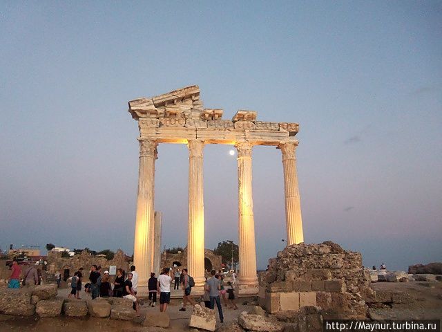 Елинственное вертикальное сооружение от храма Аполлона. Смотрится одинакого красиво днем и с вечерней подсветкой. Сиде, Турция