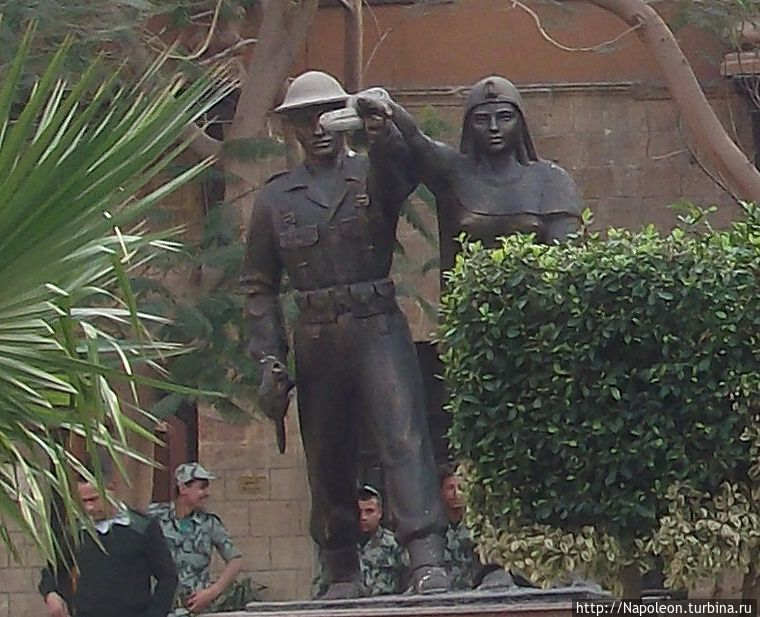 а эти стоят в глубине двора.Типа: санитарка и раненый Каир, Египет