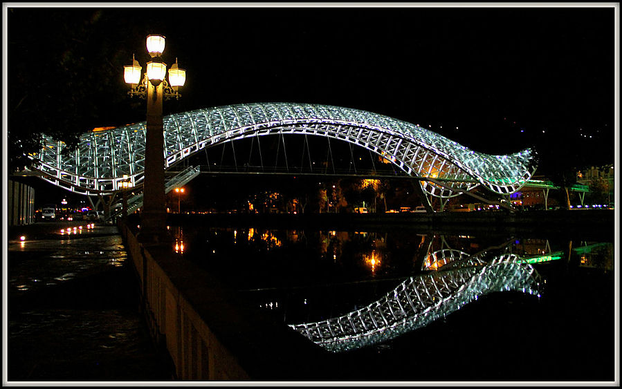Мост Мира и огни вечернего Тбилиси Тбилиси, Грузия