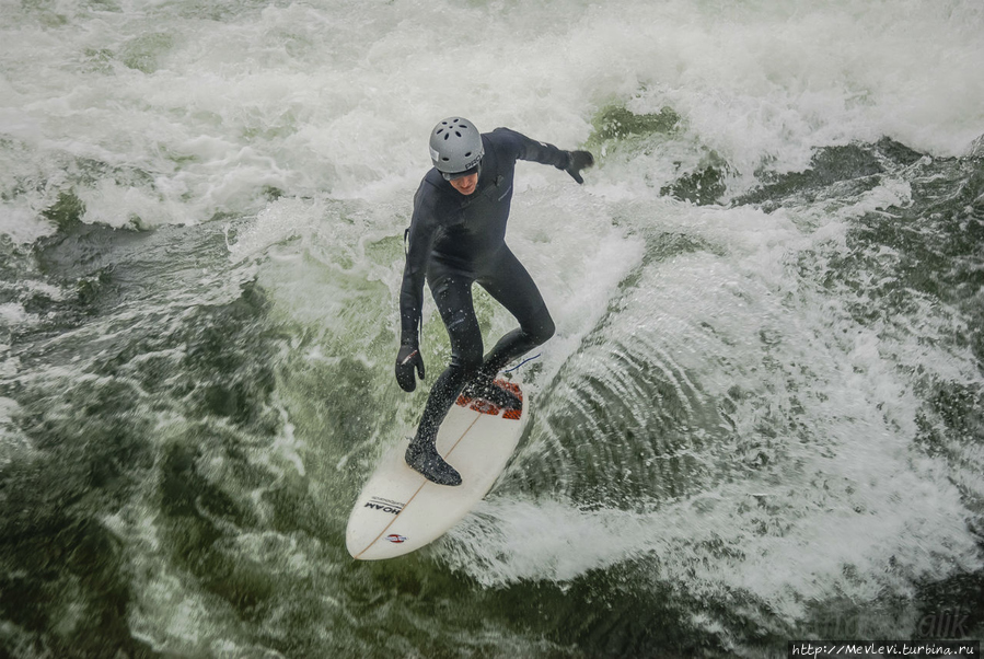 Сёрфер в центре города Мюнхен, Германия Сёрфер в центре города Мюнхен, Германия