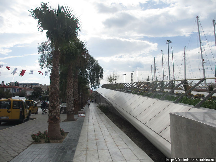 У нового причала для яхт: море, кактусы, фонтан и шоппинг Кушадасы, Турция