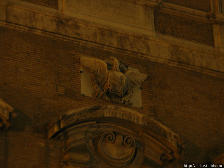 Орел на фасаде дворца Бонапарта Рим, Италия